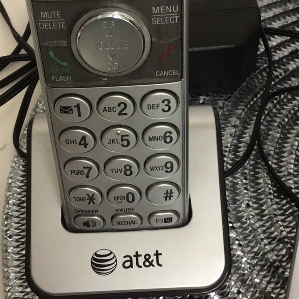 ATT CL 81301 DECT 6.0 CORDLESS PHONE,SILVER/GREY, 3 HANDSETS CALLER ID - Picture 2 of 5